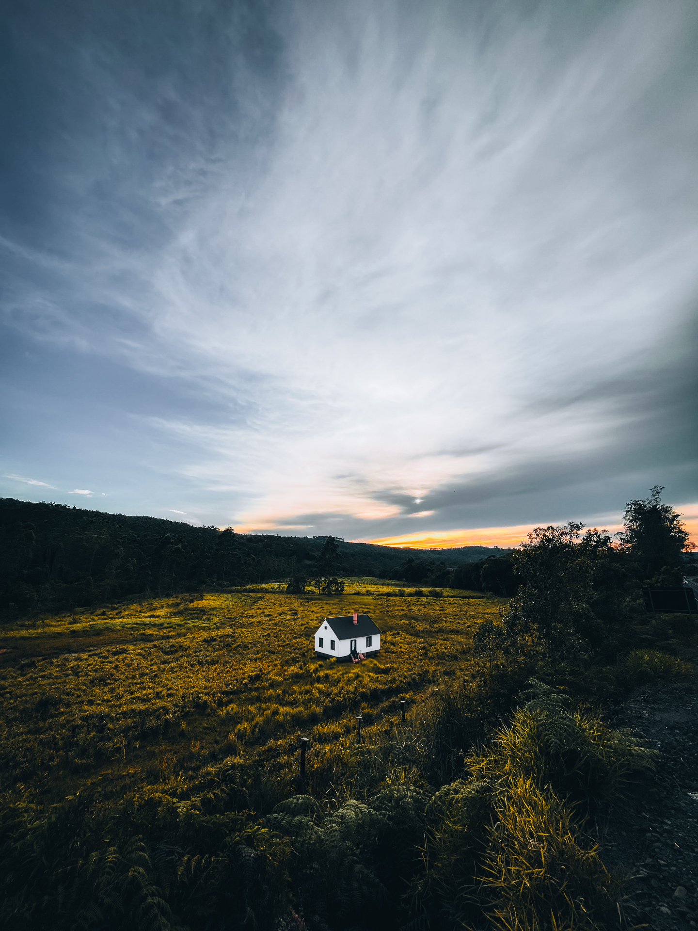 Casa no campo ao entardecer