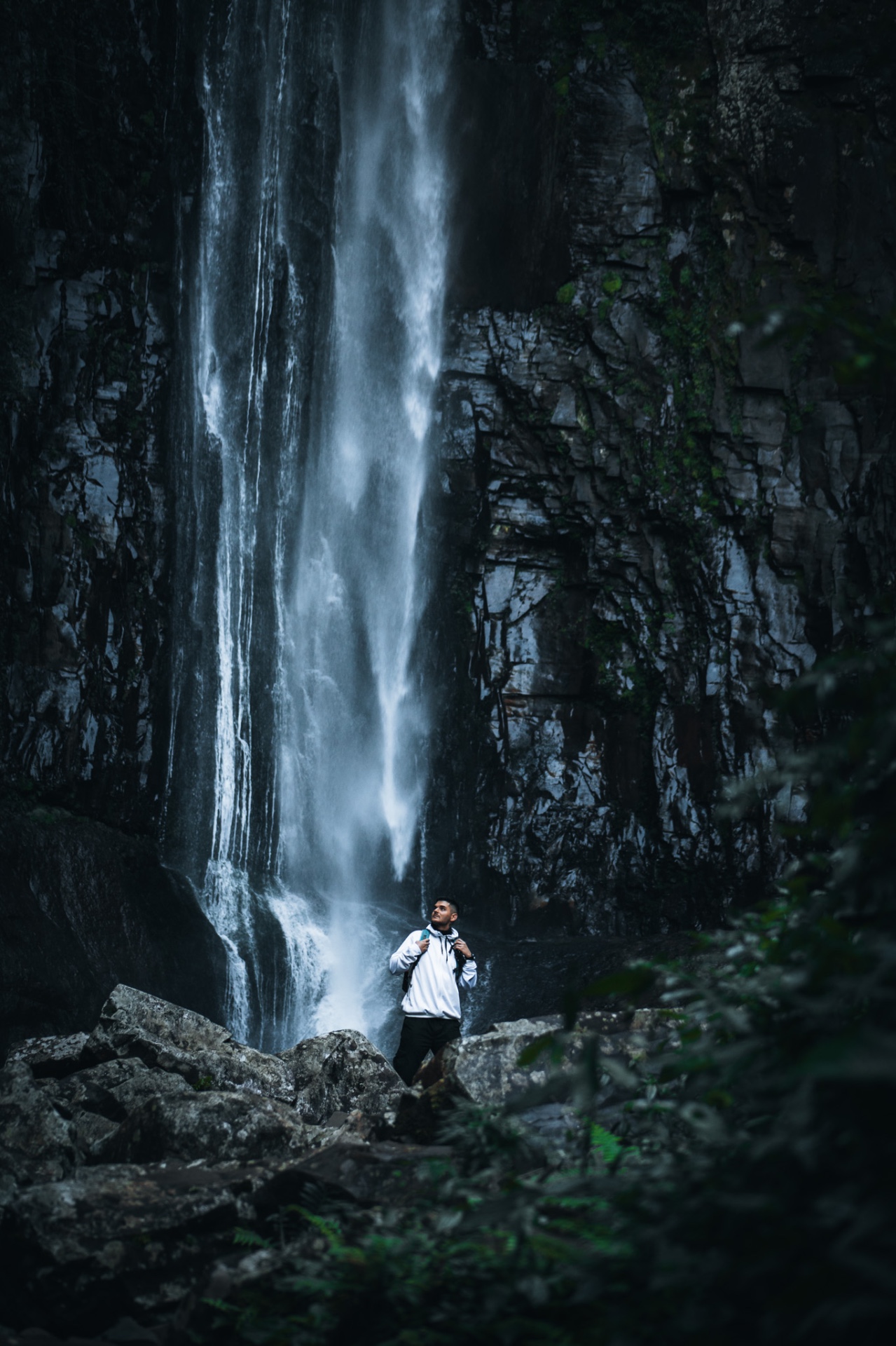 Cachoeira com viajante