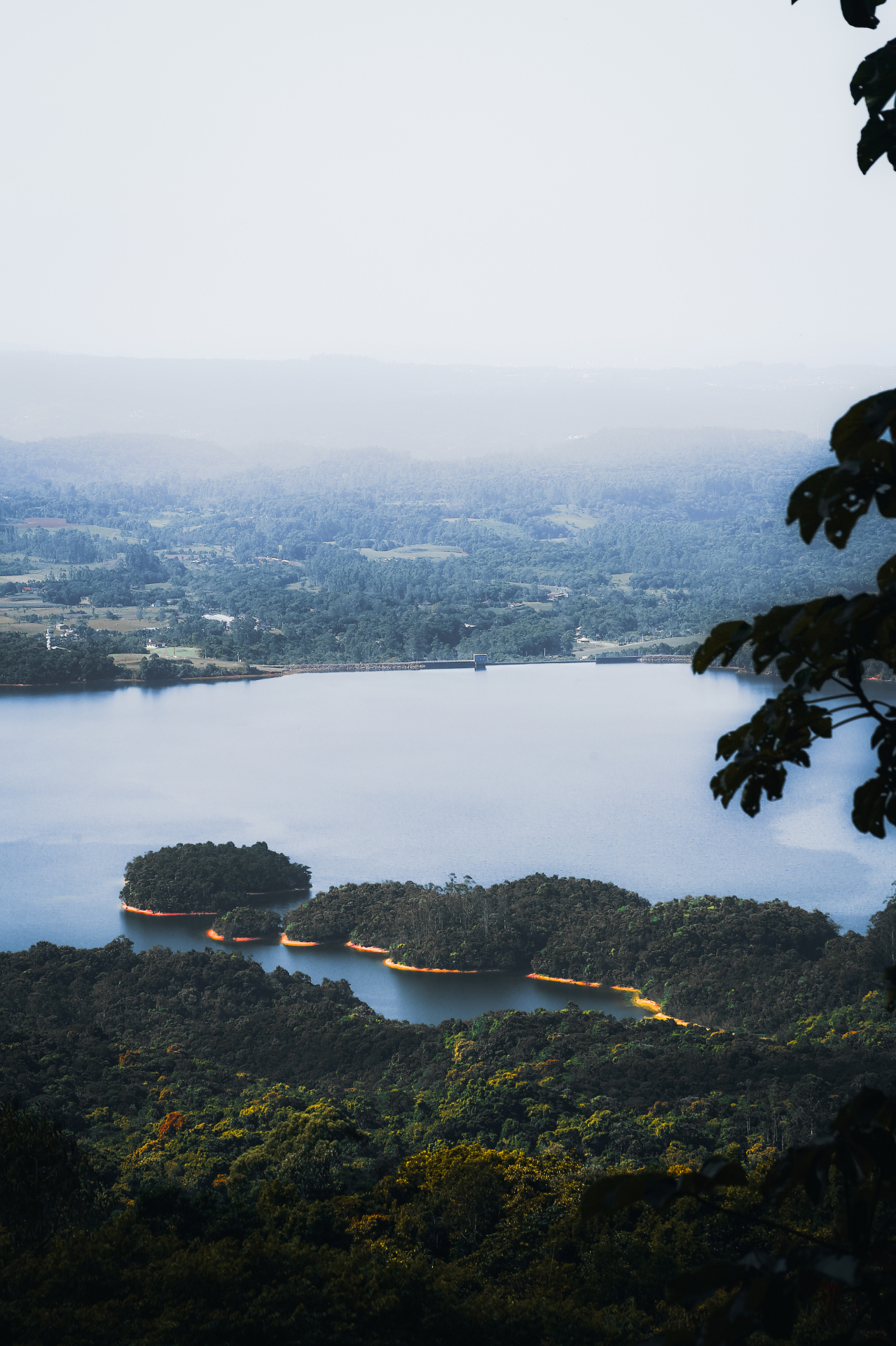 Lago e montanhas ao amanhecer